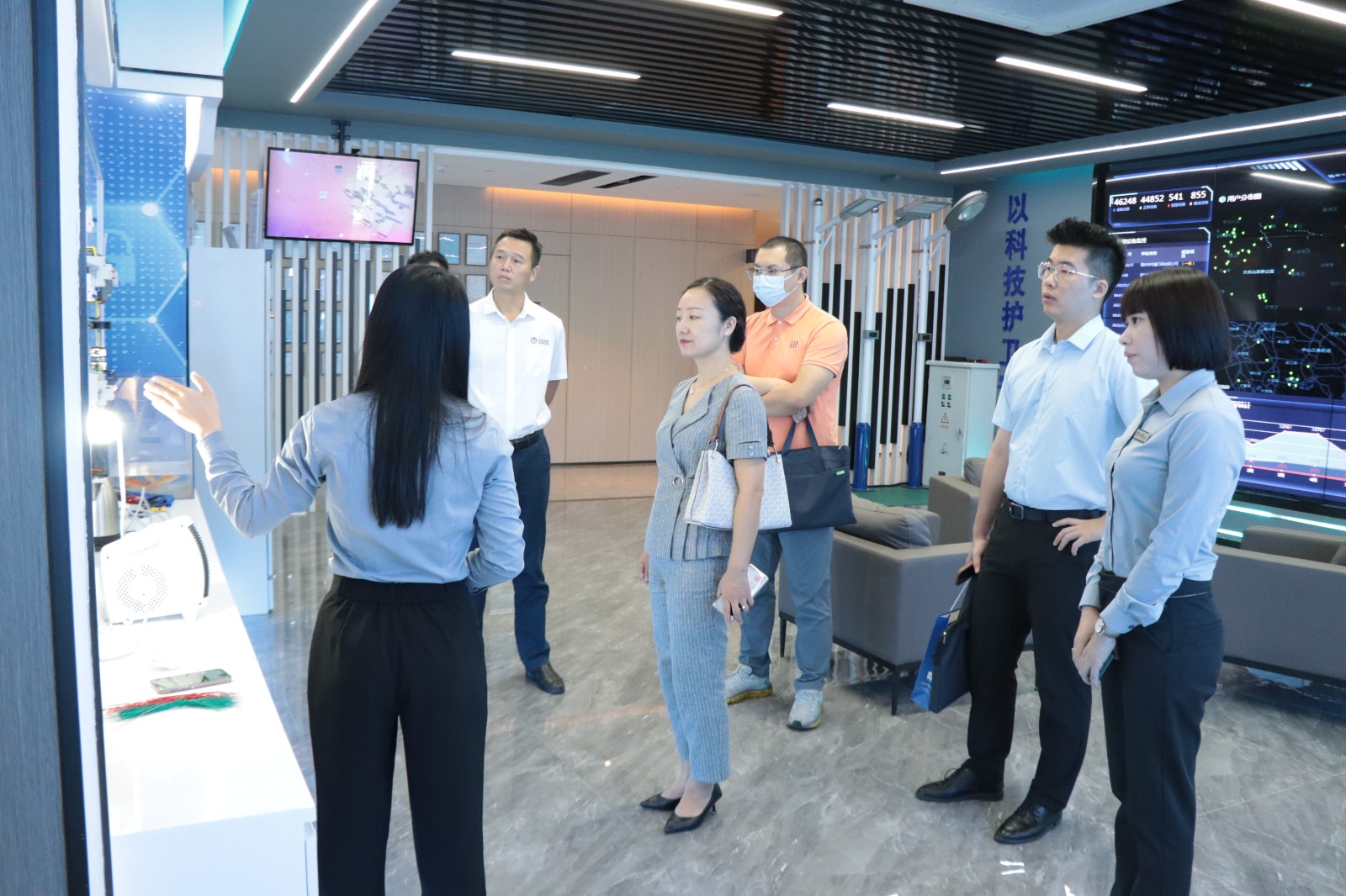 乌鲁木齐经济技术开发区招商服务局莅临珩祥科技参观指导