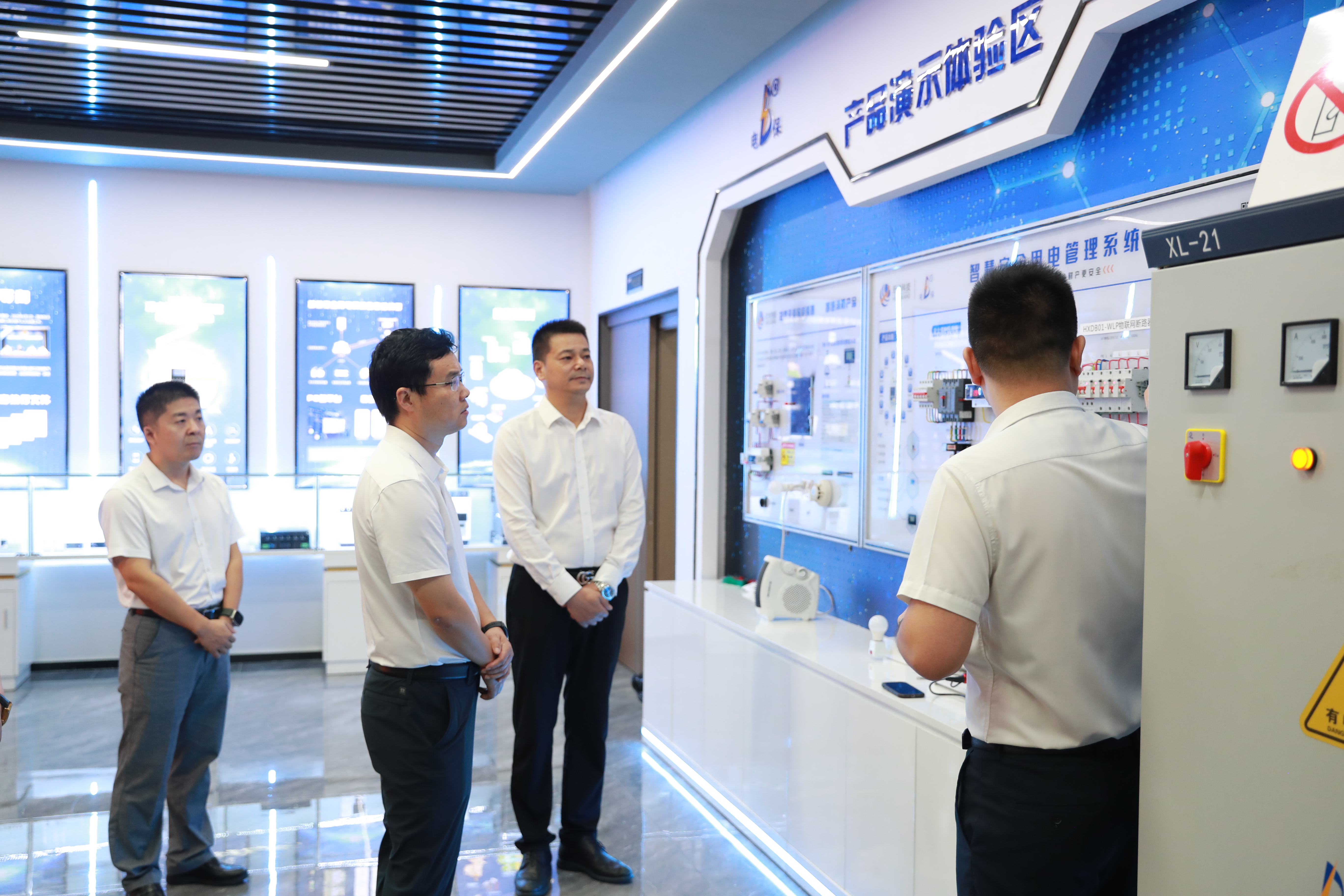 凤凰领导到访2.jpg 凤凰领导到访2.jpg